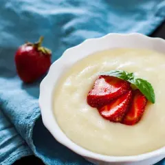 Gładka kaszka, czyli semolina, podana z truskawkami i miętą. Idealna na śniadanie.