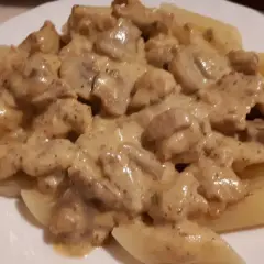 Penne z kremowym sosem pieczarkowym, danie pachnące domem i jesienią.