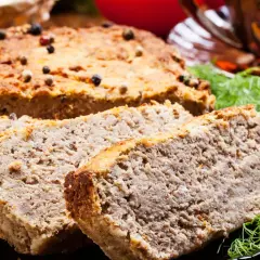 Pyszny pasztet Ani gotuje się w piekarniku, doprawiony pieprzem i podany z koperkiem.