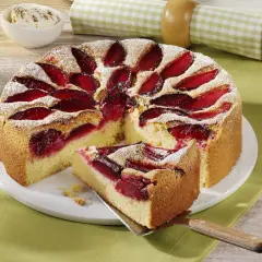 Szybkie ciasto ze śliwkami na oleju, posypane cukrem pudrem, z kawałkiem na łopatce. Idealne na deser.