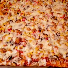 Pyszne, prostokątne ciasto na pizzę bez wyrastania z kurczakiem, kukurydzą i serem.