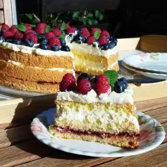 Pyszne domowe torty urodzinowe z malinami i borówkami. Przepisy na takie cuda znajdziesz w internecie!