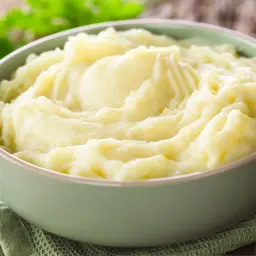 Puszyste, kremowe puree ziemniaczane w misce. Idealne, gdy zastanawiasz się, jak zrobić puree.