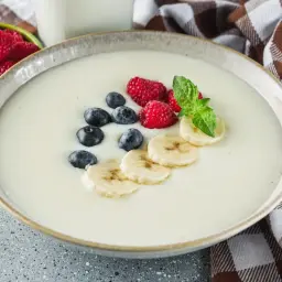 Pyszna kasza manna na mleku z malinami, borówkami i bananem. Idealne śniadanie dla każdego.