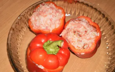 Papryka faszerowana surowym mięsem mielonym i ryżem, gotowa do pieczenia.
