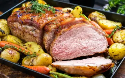 Soczysta polędwica wieprzowa z piekarnika, pieczona z ziemniakami, marchewką i cebulą. Aromatyczne zioła podkreślają smak dania.