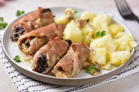 Roladki schabowe z pieczarkami, zawinięte w boczek, podane z ziemniakami i natką pietruszki. Pyszny obiad gotowy!