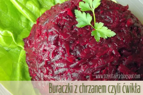 Buraczki z chrzanem, czyli ćwikła, podane na liściach sałaty, ozdobione natką pietruszki.