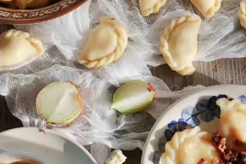 Gotowe pierogi ruskie, cebula i masło. Idealne na obiad, zgodnie z przepisem na pierogi ruskie.