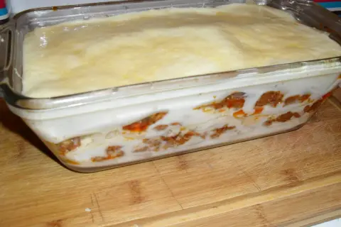 Gotowa do pieczenia lasagne z mięsem mielonym w szklanym naczyniu. Prosty przepis na pyszny obiad.
