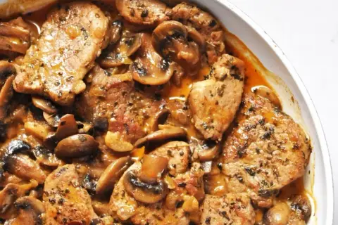 Polędwiczki wieprzowe pieczone w sosie z pieczarkami, jak u Ani Gotuje. Pyszne i aromatyczne danie.