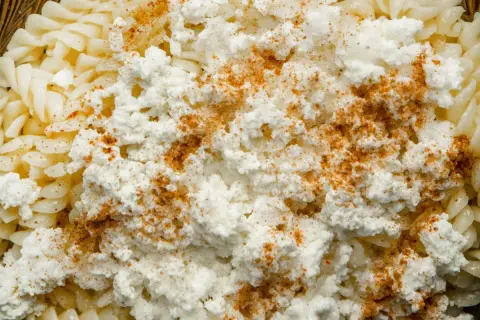 Fusilli makaron z twarogiem i cynamonem, pyszne danie na szybko.