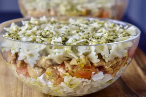 Pyszna sałatka z makaronem i kurczakiem, z pomidorami i mozzarellą, polana sosem pesto. Idealna na letnie dni.