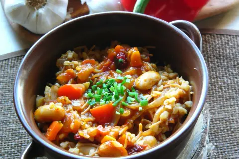Pyszna kasza bulgur z warzywami: fasolka, pomidory, marchewka i cebulka, posypana szczypiorkiem.