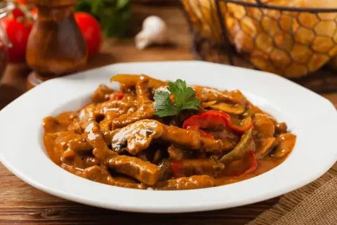 Pyszna zupa strogonow przepis tradycyjny. Aromatyczne kawałki wołowiny z pieczarkami i papryką w gęstym sosie, ozdobione natką pietruszki.