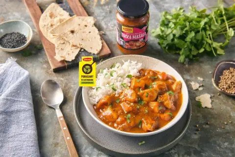 Pyszne danie z ryżem i kurczakiem w sosie tikka masala, gotowe do podania. Idealne dla miłośników indyjskiej kuchni.