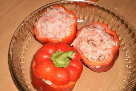 Papryka faszerowana surowym mięsem mielonym i ryżem, gotowa do pieczenia.