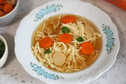 Aromatyczny rosół z kaczki z makaronem, marchewką i natką pietruszki. Idealny na chłodne dni.