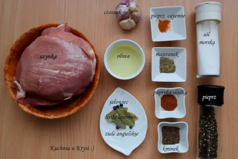 Soczysta szynka pieczona w rękawie z czosnkiem, majerankiem, jałowcem, liśćmi laurowymi, zielem angielskim, kminkiem, solą, pieprzem i papryką.