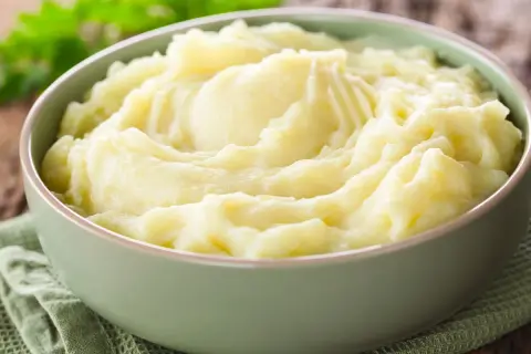 Puszyste, kremowe puree ziemniaczane w misce. Idealne, gdy zastanawiasz się, jak zrobić puree.