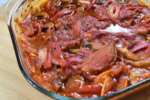 Karkówka po cygańsku, hit internetu, w sosie pomidorowym z cebulą i papryką, zapiekana w naczyniu żaroodpornym.