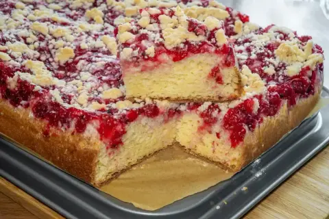 Puszyste ciasto drożdżowe z malinami i kruszonką. Idealne na letnie popołudnie, gdy szukasz sprawdzonego ciasto drożdżowe przepis.