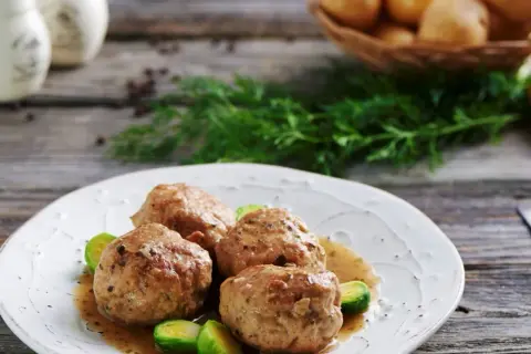 Pyszne pulpety w sosie własnym, podane z brukselką na talerzu.