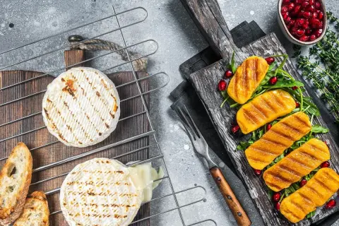 Idealny ser na grilla, lekko roztopiony, z chrupiącą skórką, podany z grillowanymi warzywami i pestkami granatu.