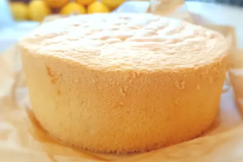 Puszysty biszkopt z olejem, idealny do tortów. W tle rozmyte cytryny.