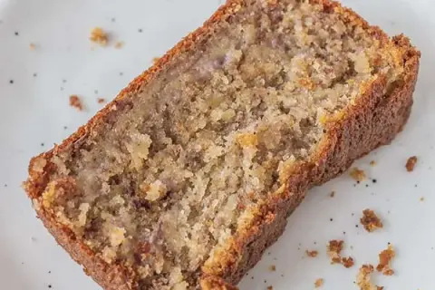 Wilgotne ciasto bananowe, idealne na podwieczorek. Ten przepis na ciasto bananowe jest prosty i szybki.