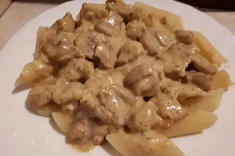 Penne z kremowym sosem pieczarkowym, danie pachnące domem i jesienią.