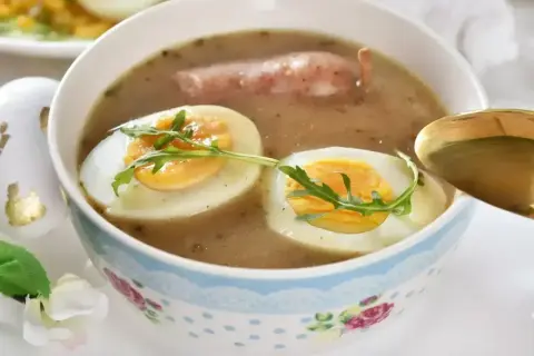 Jak zrobić żurek? Aromatyczna zupa z jajkiem i kiełbasą, idealna na Wielkanoc.