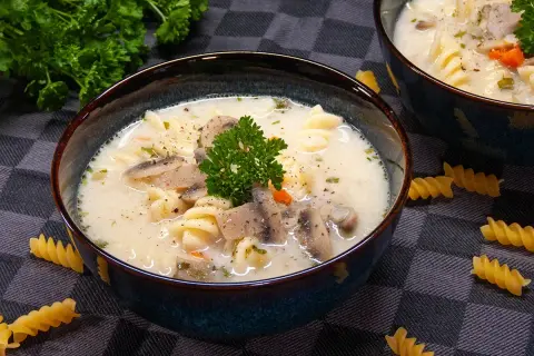 Aksamitna zupa pieczarkowa z makaronem, ozdobiona natką pietruszki, kusi smakiem i aromatem. Idealna na chłodne dni.
