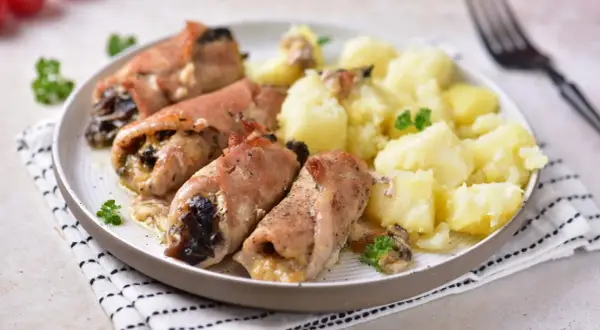 Roladki schabowe z pieczarkami, zawinięte w boczek, podane z ziemniakami i natką pietruszki. Pyszny obiad gotowy!