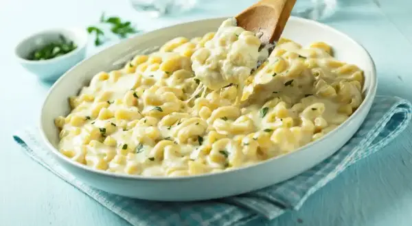 Kremowe mac and cheese z ziołami, nabierane drewnianą łyżką. Idealne na pocieszenie.