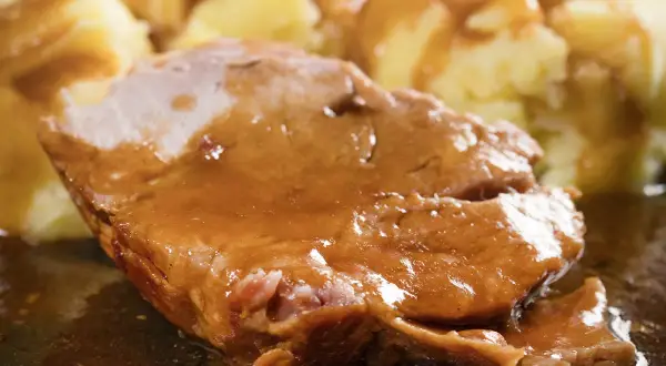 Soczysta karkówka w sosie własnym, podana z purée ziemniaczanym. Idealny obiad dla całej rodziny.