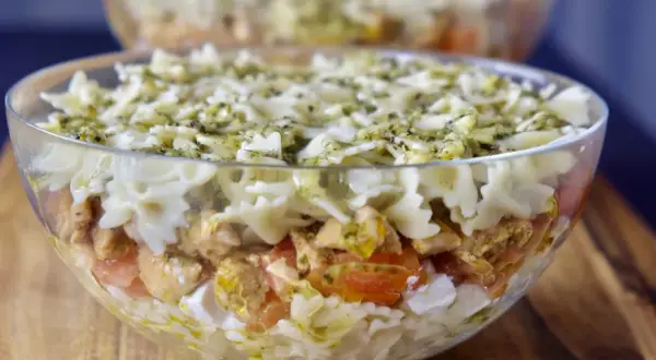 Pyszna sałatka z makaronem i kurczakiem, z pomidorami i mozzarellą, polana sosem pesto. Idealna na letnie dni.