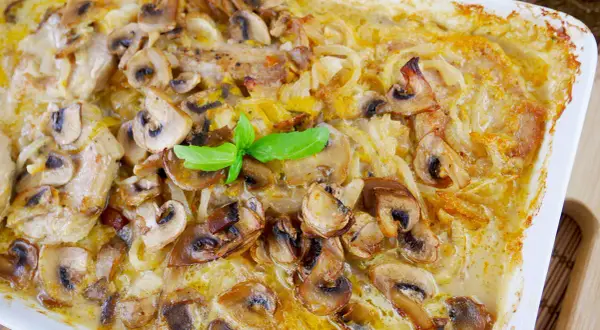Schab w plastrach pieczony w piekarniku z pieczarkami i serem, zapieczony w kremowym sosie.