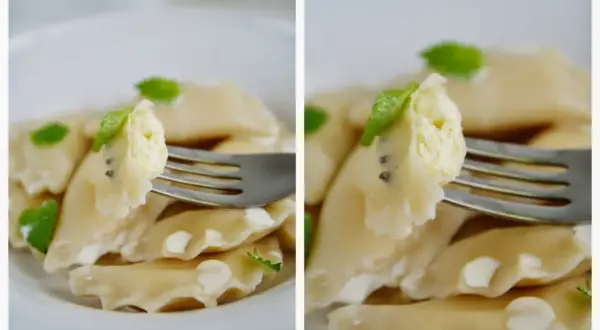 Pyszne pierogi z serem, jeden kęs na widelcu, ozdobione listkami mięty.