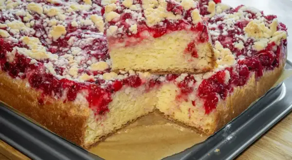 Puszyste ciasto drożdżowe z malinami i kruszonką. Idealne na letnie popołudnie, gdy szukasz sprawdzonego ciasto drożdżowe przepis.