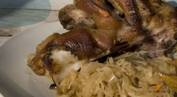 Soczysta golonka w kapuście, pieczona do perfekcji, z chrupiącą skórką. Pyszne danie polskie.