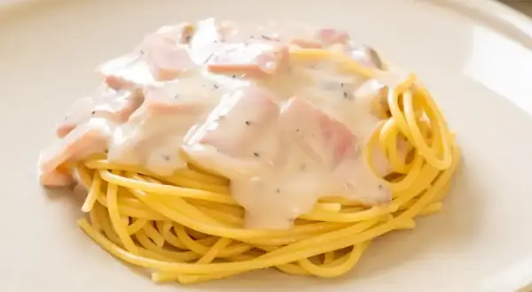 Pyszne spaghetti z kremowym sosem, kawałkami szynki i pieprzem. Prawdziwy comfort food, jak domowy mac n cheese.
