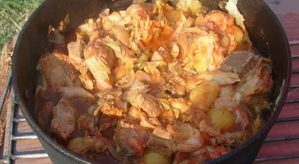 Pyszny kociołek z mięsem i kapustą, idealny na ognisko. Ten przepis na kociołek z mięsem i kapustą to gwarancja udanego posiłku.