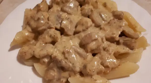 Penne z kremowym sosem pieczarkowym, danie pachnące domem i jesienią.