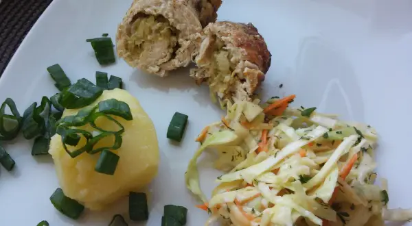 Roladki z indyka z ziemniakami i surówką z kapusty. Pyszny obiad gotowy!