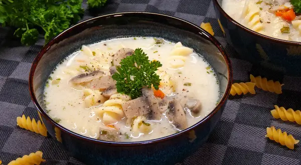 Aksamitna zupa pieczarkowa z makaronem, ozdobiona natką pietruszki, kusi smakiem i aromatem. Idealna na chłodne dni.