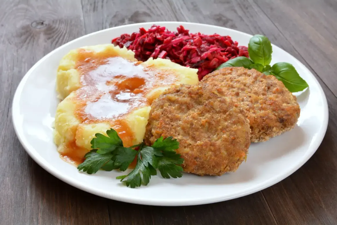 Dwa złociste mielone z piekarnika, podane z purée ziemniaczanym polanym sosem, surówką z buraków i listkami bazylii.