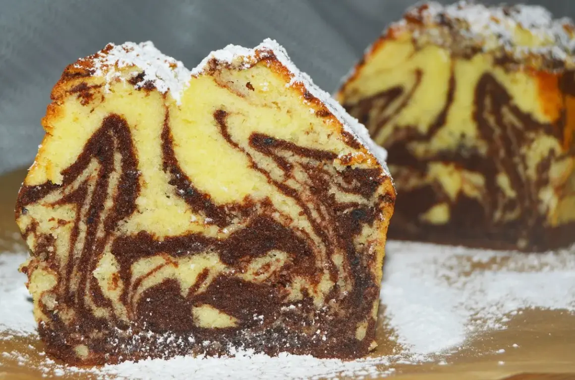 Wilgotna babka marmurkowa z pięknymi wzorami. Idealna na deser, posypana cukrem pudrem.