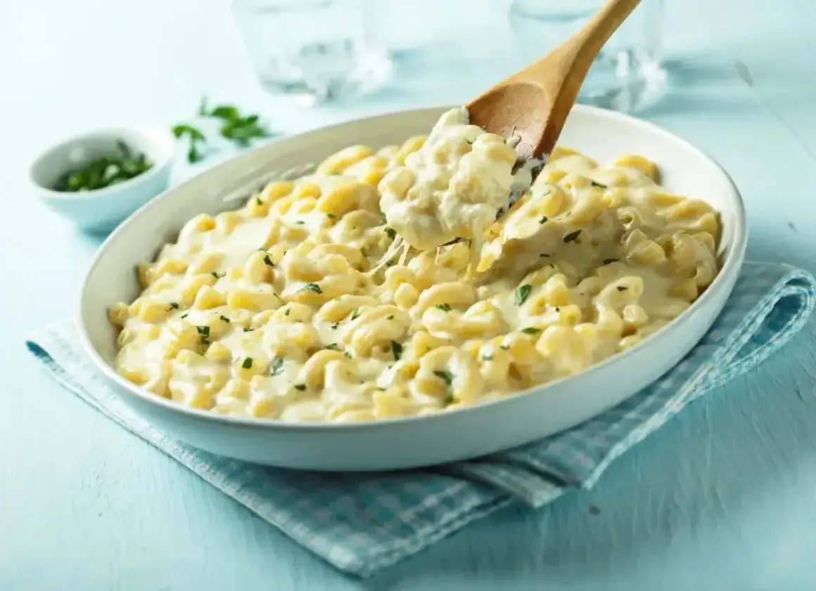 Kremowe mac and cheese z ziołami, nabierane drewnianą łyżką. Idealne na pocieszenie.