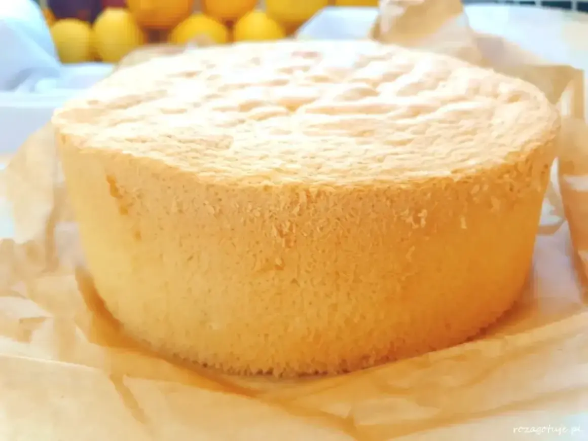 Puszysty biszkopt na dużą blachę, idealny do tortu. Jego lekka struktura zapowiada pyszne wypieki.